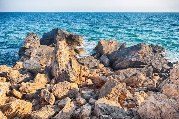 İtalya 'nın başkenti Isola di Capo Rizzuto' da İyon Denizi kıyısındaki Aragonese Şatosu, nam-ı diğer Le Castella yakınlarındaki deniz manzarası.