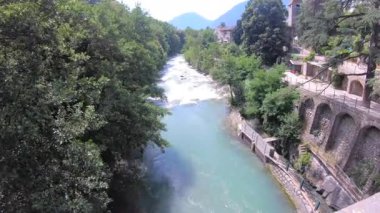 Passirio Nehri, İtalya 'nın Güney Tyrol kentindeki dağlarla çevrili ünlü bir kaplıca kasabası olan Merano' nun şehir merkezinden akıyor.