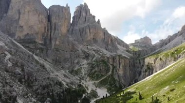 İtalyan Dolomitleri 'ndeki Rosengarten Dağları' nın bir parçası olan ikonik Vajolet Kuleleri, Trentino Alto Adige, İtalya