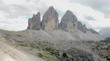 Yürüyüş yolu Tre Cime di Lavaredo 'ya çıkıyor. Kuzeydoğu İtalya' nın Sexten Dolomitleri 'nde zirve gibi üç farklı savaş alanı.