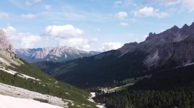İtalyan Dolomitlerin manzarasında Rosengarten Grubu ve Vajolet Kuleleri, Trentino Alto Adige, İtalya