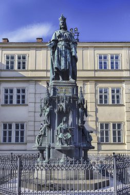 Kutsal Roma İmparatoru 4. Charles 'ın bronz heykeli, Çek Cumhuriyeti Prag' da dimdik duruyordu.