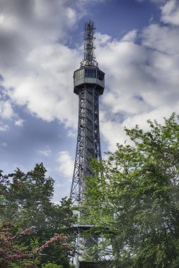 Petrin gözcü kulesi Çek Cumhuriyeti Prag 'da parçalı bulutlu bir günde dimdik ayakta duruyor.