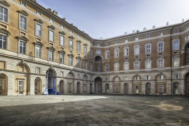 CASERTA, İtalya - 1 Nisan 2024 Caserta Kraliyet Sarayı 'nın avlusunun çarpıcı mimari zarafetini gösteren geniş açılı çekim