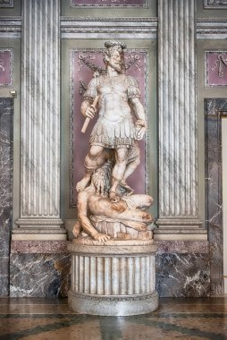 CASERTA, İtalya - 1 Nisan 2024: Caserta Kraliyet Sarayı 'ndaki karmaşık mermer heykel sanatı