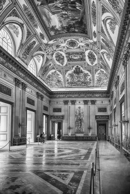 CASERTA, İtalya - 1 Nisan 2024 Caserta Kraliyet Sarayı 'nın içindeki saray, karmaşık freskler ve altın ayrıntılarla dolu