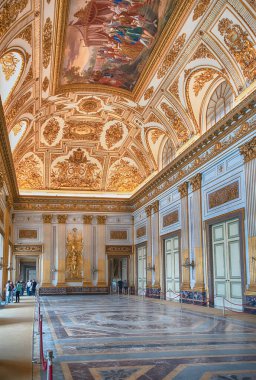 CASERTA, İtalya - 1 Nisan 2024 Caserta Kraliyet Sarayı 'nın içindeki saray, karmaşık freskler ve altın ayrıntılarla dolu