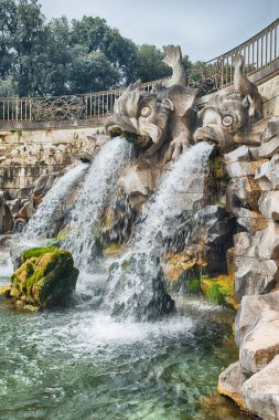 CASERTA, İtalya - 1 Nisan 2024 Caserta Kraliyet Sarayı 'ndaki görkemli yunus çeşmesi