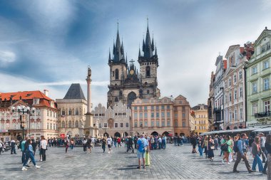 PRAGUE - 10 Mayıs 2024: Turistler Çek Cumhuriyeti 'nin tarihi merkezinde Tyn Church ile eski kasaba meydanında güneşli bir günün tadını çıkarıyorlar