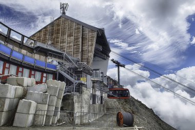 SCHNALSTAL, İTALYA - 23 Temmuz 2024: Cable car, bulutlu bir yaz gününde İtalya 'nın South Tyrol kentindeki Schnalstal Buzulu üzerinde yürüyüşçüleri taşıyor