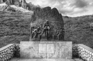 CANAZEI, ITALY - 24 Temmuz 2024: Bisikletçi Fausto Coppi 'nin Pordoi Geçidi' nde Giro d 'Italia' nın sahnesini kazandığını gösteren bronz anıt