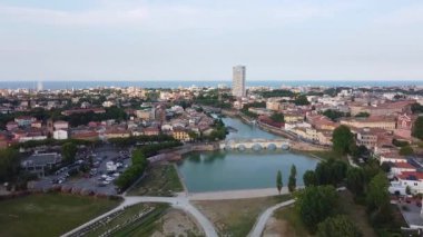 İtalya 'nın Rimini şehrinde bir Roma taş köprüsü olan Tiberius Köprüsü' ne bakın.