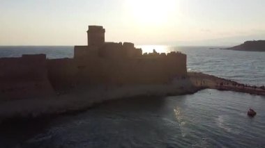 İtalya 'nın başkenti Isola di Capo Rizzuto' daki İyon Denizi üzerindeki Aragonese Kalesi manzarası.