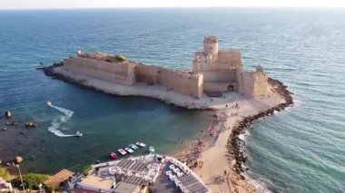 İtalya 'nın başkenti Isola di Capo Rizzuto' daki İyon Denizi üzerindeki Aragonese Kalesi manzarası.