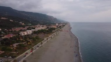Calabria, İtalya 'da Thyrrenian sahilinde manzaralı kumlu bir sahil manzarası
