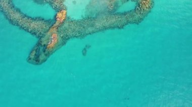 Tropea 'daki ana plaj üzerindeki panoramik manzara, İtalya' nın Calabria kentindeki Tyrhenia Denizi 'nin bir parçası olan Saint Euphemia Körfezi' nde yer alan bir sahil beldesi.