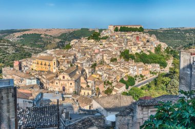 Ragusa İbla 'nın panoramik manzarası, İtalya' nın Ragusa şehrinin geniş bir dizi Barok mimarisi ve manzaralı alt ilçesine ev sahipliği yapıyor.