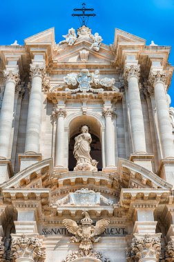 Syracuse Katedrali, İtalya 'nın Ortygia Adası' ndaki tarihi merkezin simgesel simgesi.,