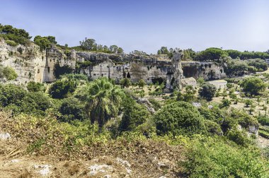 İtalya 'nın Sicilya kentindeki Arkeoloji Parkı' ndaki Temenite tepesinden oyulmuş kireçtaşı mağaraları.