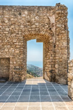 Fiumefreddo Bruzio 'daki eski bir şatonun kalıntıları, İtalya' nın güneyinde küçük bir köy.