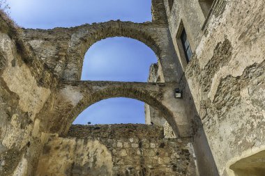 Fiumefreddo Bruzio 'daki eski bir şatonun kalıntıları, İtalya' nın güneyinde küçük bir köy.