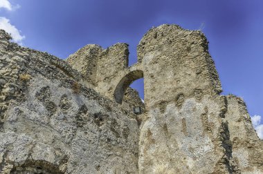 Fiumefreddo Bruzio 'daki eski bir şatonun kalıntıları, İtalya' nın güneyinde küçük bir köy.