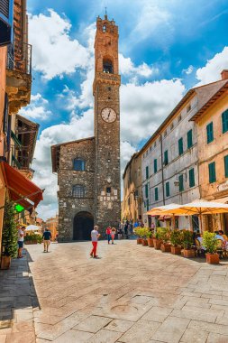 Montalcino, İtalya - 23 Haziran - Ortaçağ Palazzo dei Priori ve Montalcino 'nun başlıca simgelerinden biri olan ikonik saat kulesi, Siena, Toskana, İtalya, 23 Haziran 2019' da görüldüğü gibi