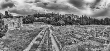 Nice, Fransa - 12 Ağustos 2019 'da Fransa' nın Cimiez-Cemenelum arkeolojik sahasındaki antik Roma kalıntıları, Nice, Cote d 'Azur, Fransa' da görüldü.