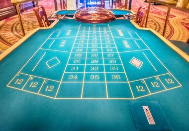 Monte Carlo, Monaco - 13 Ağustos 2019 tarihinden itibaren Monte Carlo Kumarhanesi 'nin klasik rulet masası, 1863' te açıldı ve Monako Prensliği 'nde yer aldı.