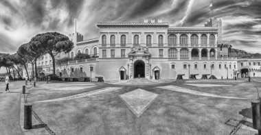 Monako City 'deki Prince' s Palace 'ın cephesi, diğer adıyla Le Rocher veya The Rock, 13 Ağustos 2019' da görüldü. Burası Monako 'nun Hükümdar Prensi' nin resmi konutu.