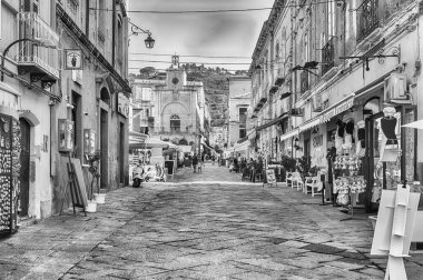 Trakya Denizi, Calabria, İtalya, 2 Temmuz 2020 'de Saint Euphemia Körfezi' nde yer alan Tropea kasabasına bakın.