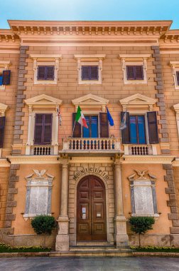 LA MADDALENA, İtalya - 7 Ağustos 2020 La Maddalena Adası 'ndaki belediye binasının cephesi