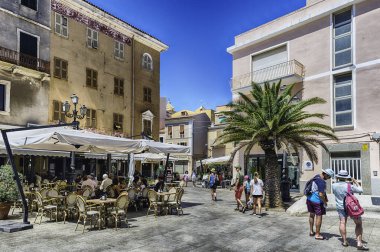 LA MADDALENA, İtalya - 7 Ağustos 2020, La Maddalena Adası merkez meydanı Piazza Garibaldi 'de güneşli bir günün tadını çıkaran turistler