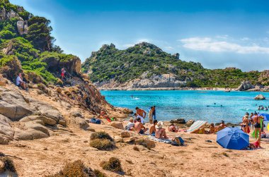 SARGI, İtalya - 8 Ağustos 2020 'de Maddalena Takımadası' nın en önemli noktalarından biri olan Spargi Adası 'ndaki Cala Corsara plajına bakın.