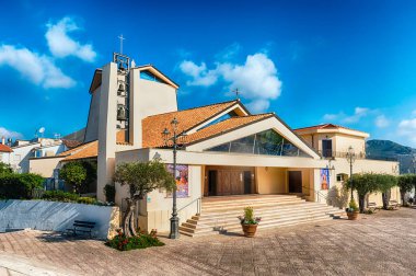 SPERLONGA, İTALYA - 8 Kasım 2020 'de İtalya' nın Latina ilinin tarihi merkezi olan Sperlonga 'daki Kutsal Meryem Kilisesi' nin cephesi cennete götürüldü.