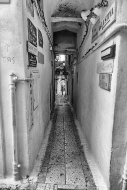 SPERLONGA, İTALYA - 8 Kasım 2020 'de Roma ile Napoli arasında, İtalya' nın Latina ilinin bir kıyı kasabası olan Sperlonga 'nın pitoresk mimarisinin manzaralı sokakları