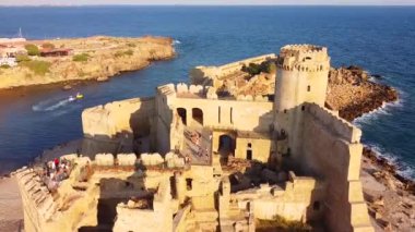 İtalya 'nın başkenti Isola di Capo Rizzuto' daki İyon Denizi üzerindeki Aragonese Kalesi manzarası.