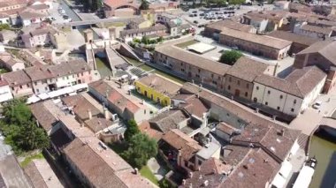 Trepponti Köprüsü 'nü, bir taş kemer köprüsünü ve Comacchio, İtalya' nın simgesel simgesini görebilirsiniz.