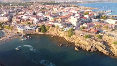 İtalya 'nın başkenti Isola di Capo Rizzuto' daki İyon Denizi üzerindeki Aragonese Kalesi manzarası.