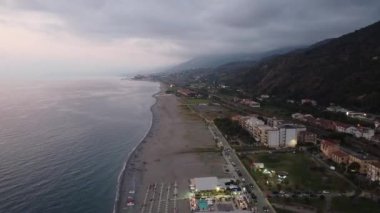 Calabria, İtalya 'da Thyrrenian sahilinde manzaralı kumlu bir sahil manzarası