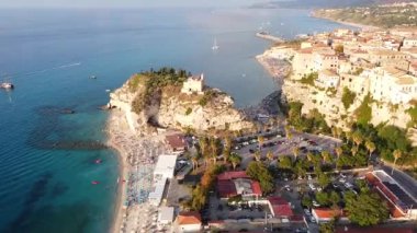 Tropea 'daki ana plaj üzerindeki panoramik manzara, İtalya' nın Calabria kentindeki Tyrhenia Denizi 'nin bir parçası olan Saint Euphemia Körfezi' nde yer alan bir sahil beldesi.