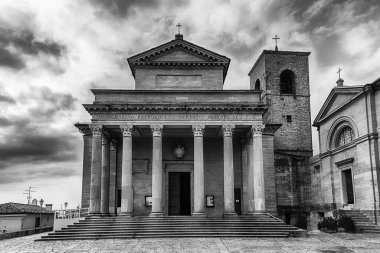 San Marino şehrinin ana kilisesi olan Katolik binası Basilica di San Marino 'nun ikonik cephesi.