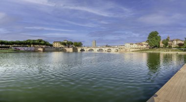 İtalya 'nın Rimini şehrinde bir Roma taş köprüsü olan Tiberius Köprüsü' ne bakın.