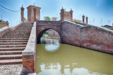 Trepponti Köprüsü 'nü, bir taş kemer köprüsünü ve Comacchio, İtalya' nın simgesel simgesini görebilirsiniz.