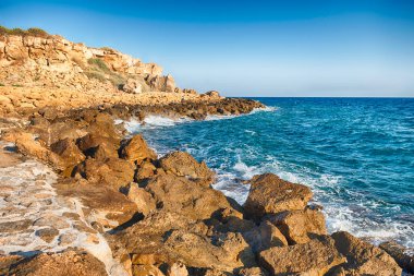 İtalya 'nın başkenti Isola di Capo Rizzuto' da İyon Denizi kıyısındaki Aragonese Şatosu, nam-ı diğer Le Castella yakınlarındaki deniz manzarası.