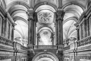 CASERTA, İtalya - 1 Nisan 2024 Caserta Kraliyet Sarayı 'nın görkemli iç manzarası, zengin mimarisini gözler önüne seriyor.