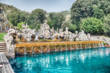 CASERTA, İtalya - 1 Nisan 2024: tarihi Caserta Kraliyet Sarayı 'ndaki karmaşık çeşme heykellerinin nefes kesici manzarası