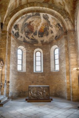 PRAG - 11 Mayıs 2024: Çek Cumhuriyeti 'nin Prag Şatosu' nda 10. yüzyıl Roma tarzı bir kilise olan St. George Bazilikası 'nın içi