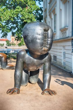PRAGUE - 11 Mayıs 2024: Çek Cumhuriyeti Prag 'da yerli ve turistlerin dinlenmesi için favori bir yer olan Kampa Park' ta David Cherny tarafından barkod başı ile emekleyen bir bebeğin bronz heykeli