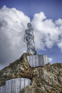 CANAZEI, ITALY - 24 Temmuz 2024: İtalyan Dolomitlerinde Canazei Belvedere 'de arkasında beyaz bulutlar bulunan Trentino Alto Adige, İtalya